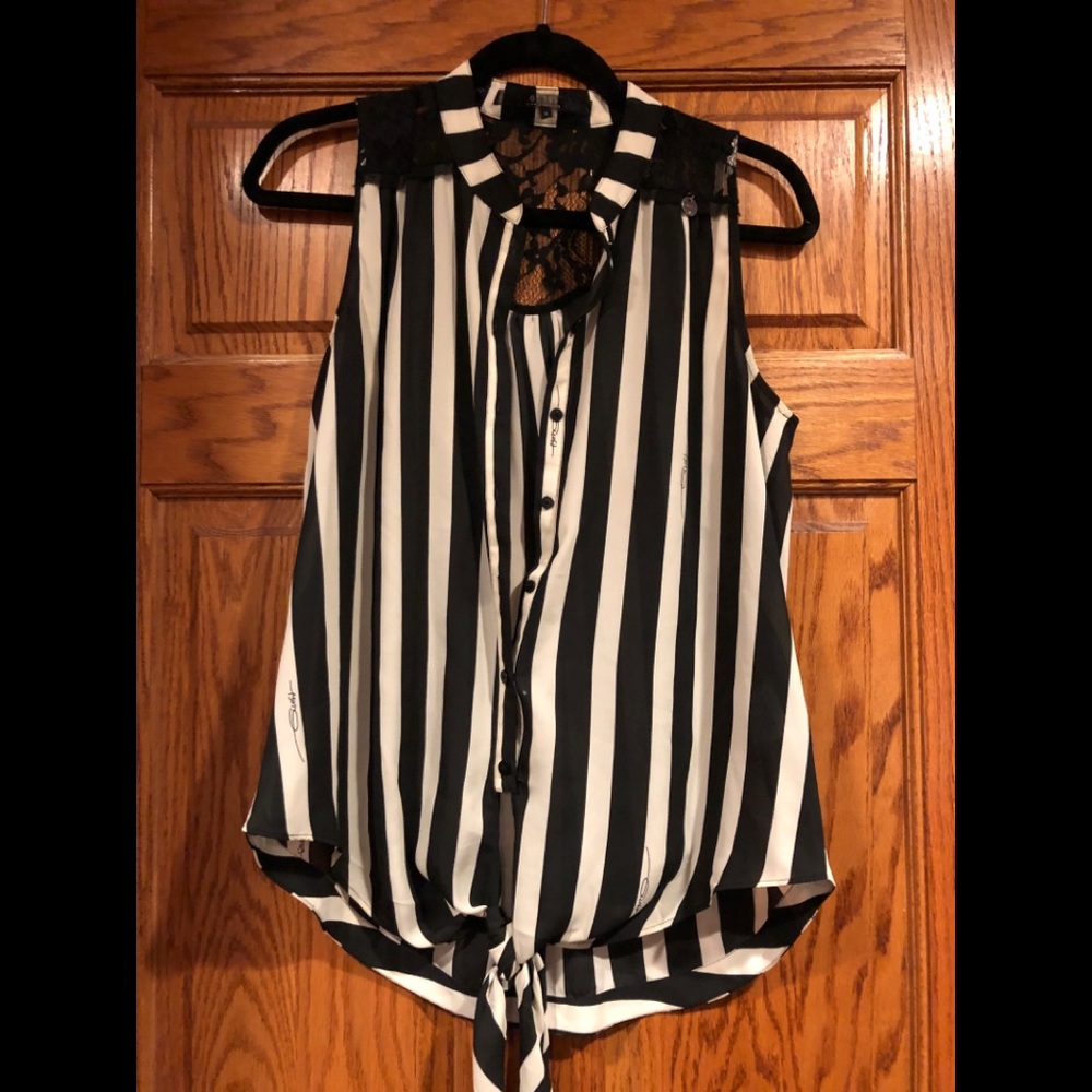 Guess Sleeveless button up tie button shirt. 🥰